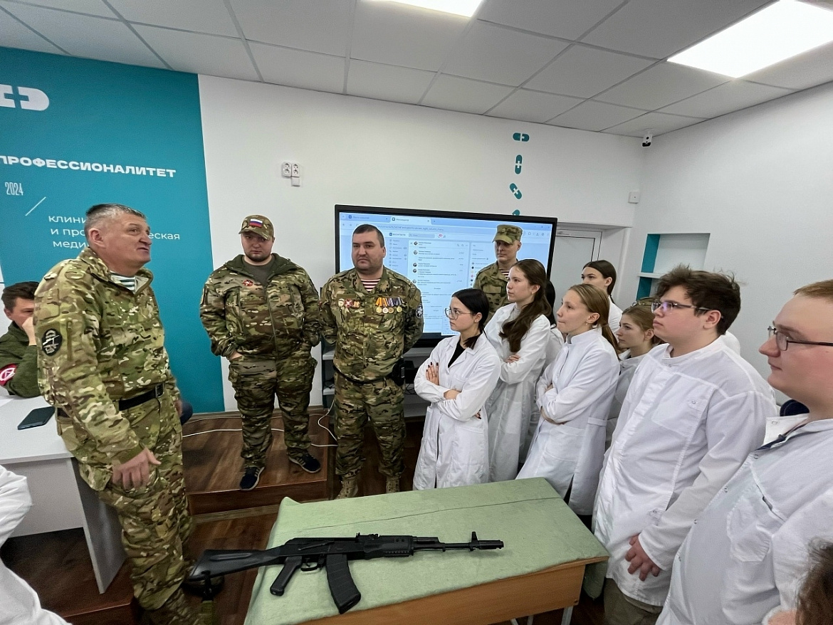 Огневая подготовка глазами защитников Отечества: уникальный мастер-класс для будущих медиков 