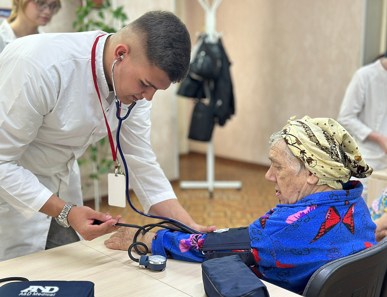 Волонтёры-медики рассказали ветеранам о профилактике гипертонии