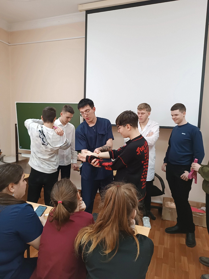 Практический урок для школьников 8-х классов по оказанию первой медицинской помощи.