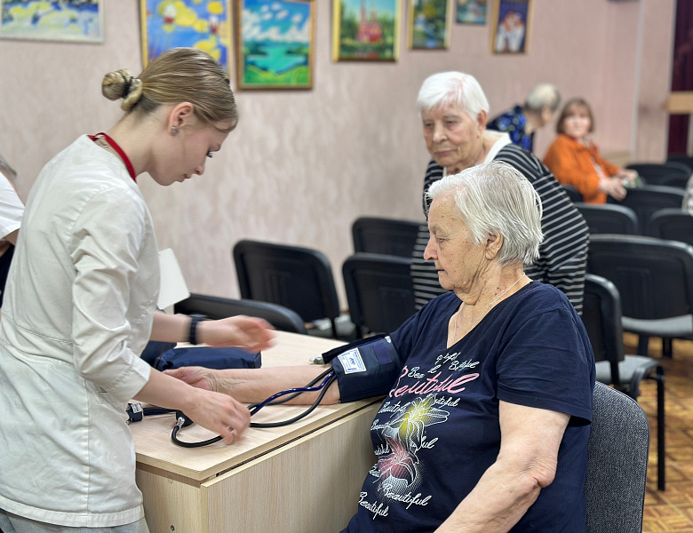 Волонтёры-медики рассказали ветеранам о профилактике гипертонии
