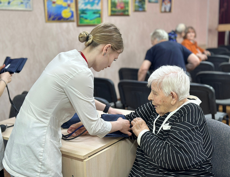 Волонтёры-медики рассказали ветеранам о профилактике гипертонии