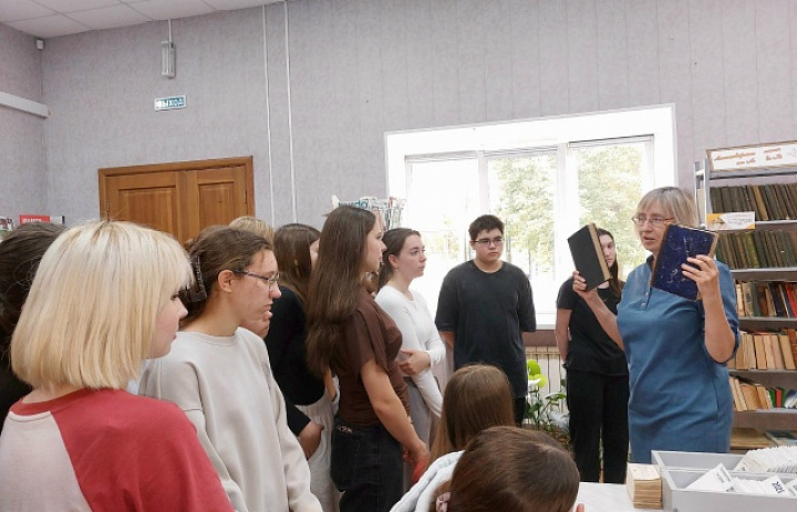 Студенты-медики открыли для себя главную библиотеку Сатки