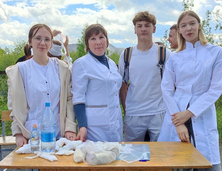Волонтеры-медики судят юных пожарных